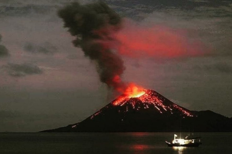 Waspada! Gunung Anak Krakatau Meletus, Erupsinya Memicu Dentuman di Tiga Provinsi Namun
