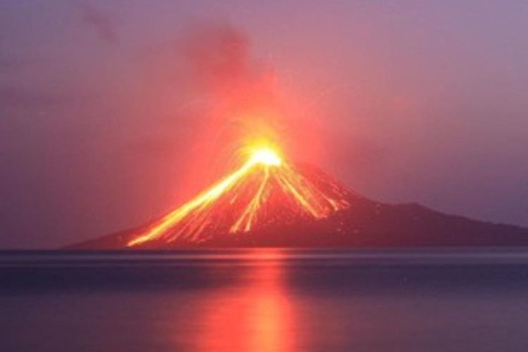 Gunung Anak Krakatau Erupsi, Abu Vulkanik Meluncur Sejauh 15 Km di Langit Selat Sunda Hingga Rusak CCTV Pemantau